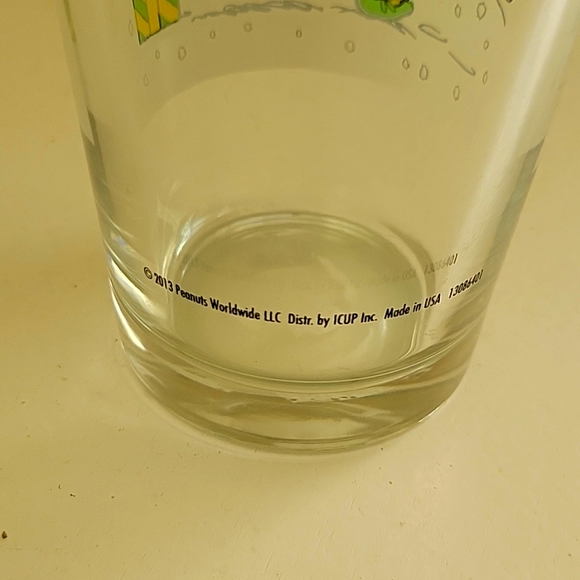 Seasons Greetings!! PEANUTS14OZ GLASS W/CHARLIE BROWN, WOODSTOCK, SNOOPY IN SNOW - Picture 5 of 5